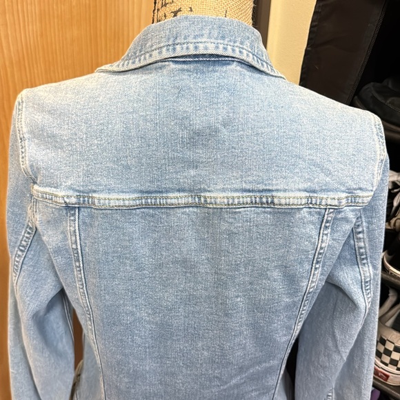 NWT H&M light blue jean jacket. All functional pockets and button cuffs. Medium. - Picture 11 of 16